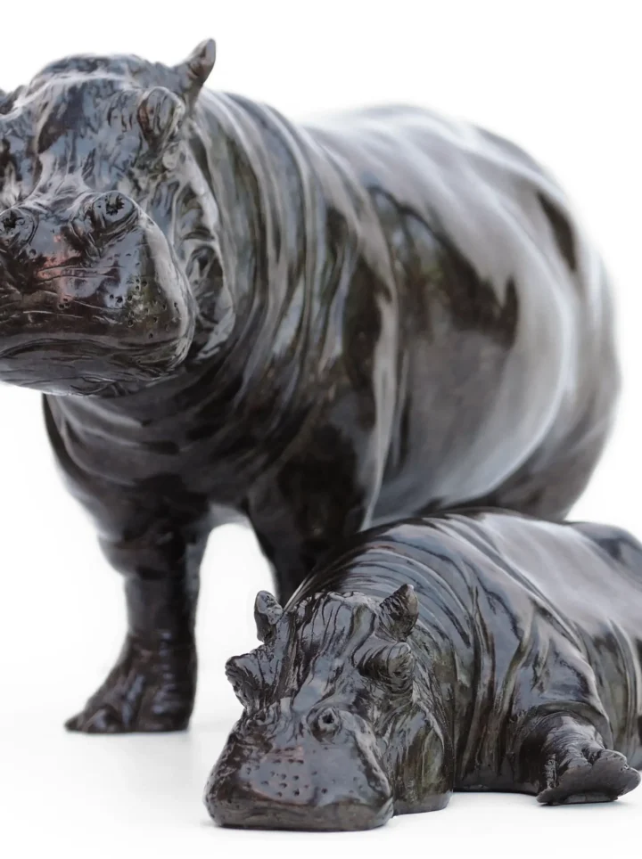 Hippopotame femelle et son petit couché. Sculture en bronze de Damien Colcombet