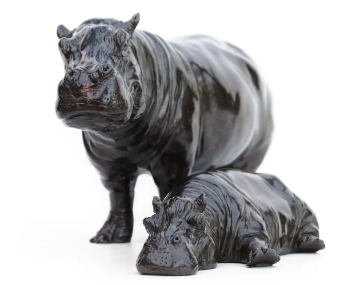 Hippopotame femelle et son petit couché. Sculture en bronze de Damien Colcombet