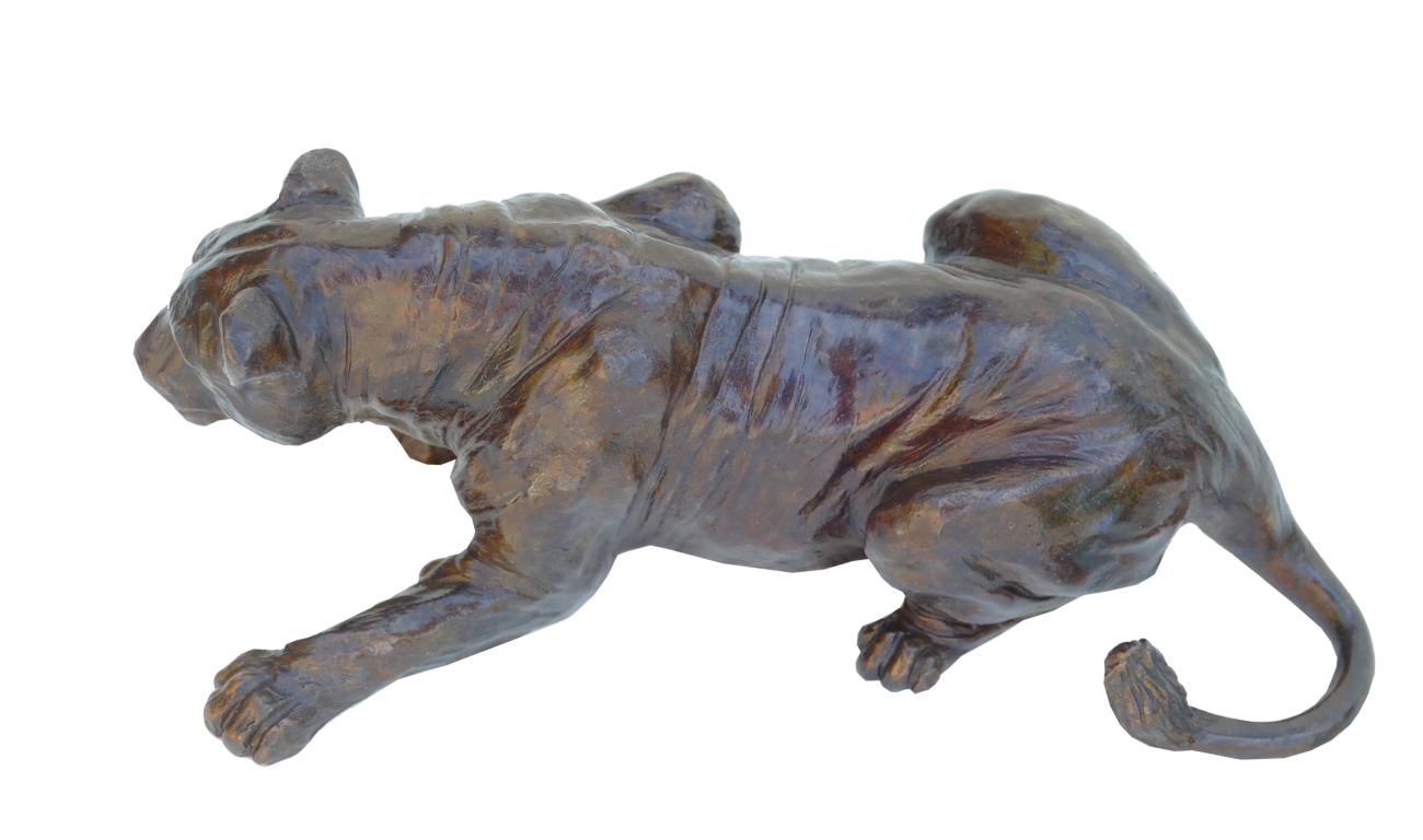 Damien Colcombet Petite Lionne couchée patte avant tendue sculpture animalière bronze
